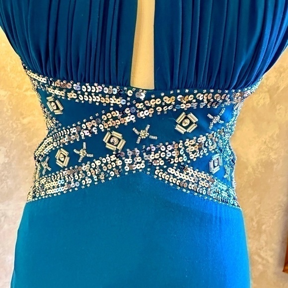 Gorgeous Betsy & Adam Formal Gown - Size 6 - Mint Condition!! - Picture 4 of 11